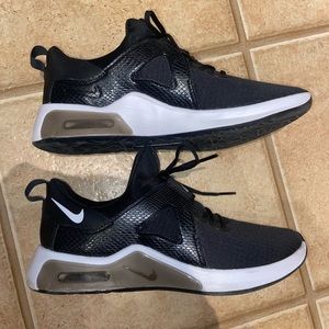 Nike Air Max Bella TR 5 training shoes. Size 7.5.
